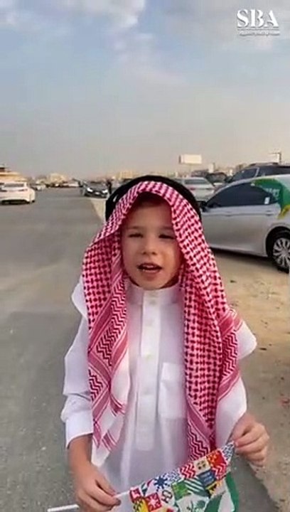طفل أرجنتيني يحتفل باليوم الوطني الـ 92 مرتديا الزي السعودي بالفيديو