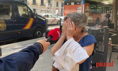 El extraño comportamiento de una manifestante ante Irene Montero: ''¿Por qué se tapa la cara?''