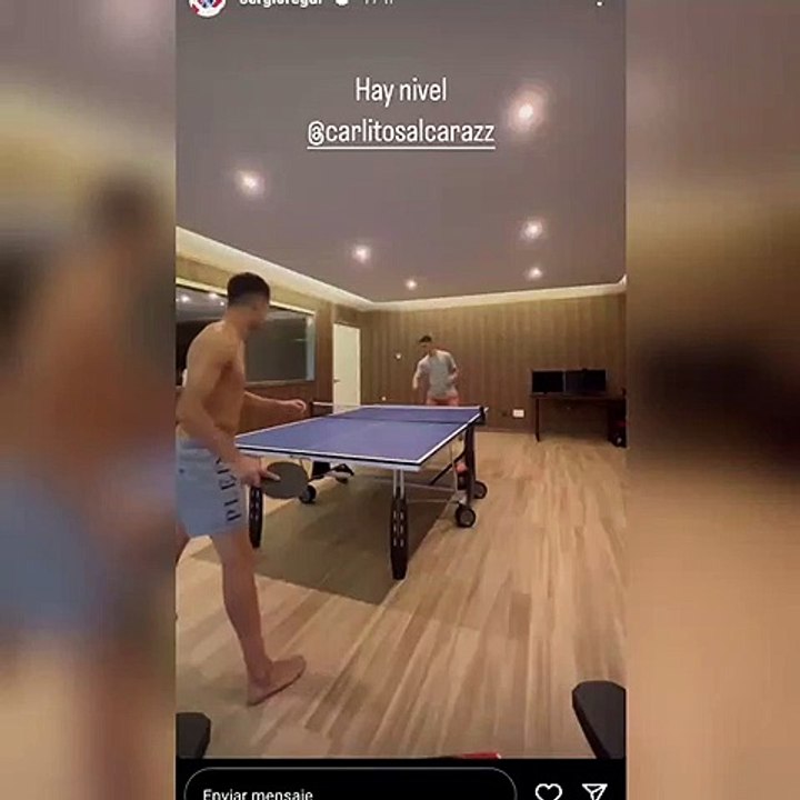 Reguilón y Alcaraz se pican jugando al tenis de mesa