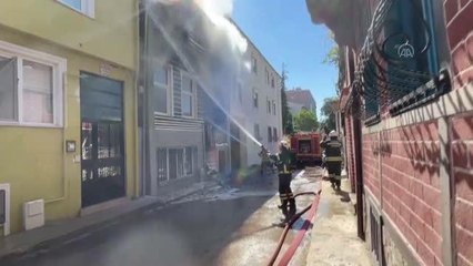 Son dakika haberleri! 3 katlı ahşap binada çıkan yangın söndürüldü