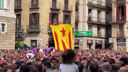 Despleguen una estelada gegant a la plaça de Sant Jaume de Barcelona