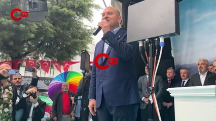 Soylu konuşurken gökkuşağı renkli şemsiye tutan yurttaşa müdahale ettiler