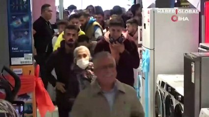 İndirimi duyanlar akın etti: Vatandaşın cep telefonu izdihamı kamerada!
