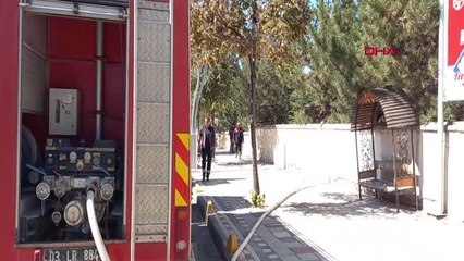 OKUL BAHÇESİNDEKİ YANGIN KORKUTTU