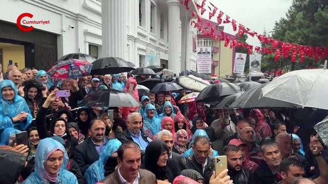 Süleyman Soylu konuşurken 'gökkuşağı renklerinde şemsiye' açan yurttaşa korumalardan acil müdahale