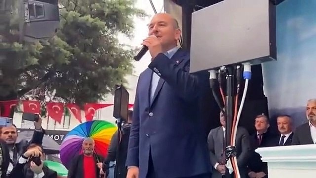 Soylu, konuşurken 'gökkuşağı renklerinde şemsiye' açan vatandaşa korumalardan müdahale!