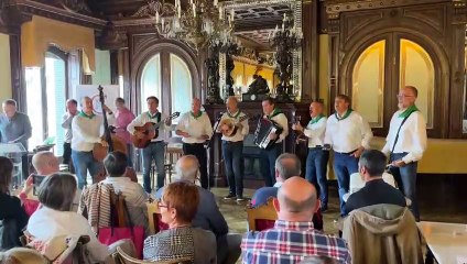 La Cofradía de San Saturnino canta una canción de Iñaki Lacunza en honor a La Mañueta