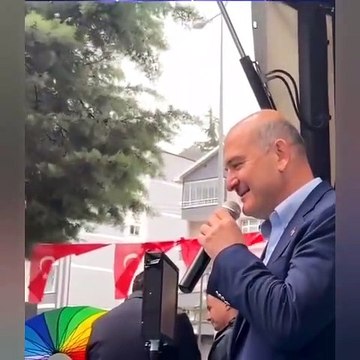 Soylu'yu dinleyen vatandaşın 'gökkuşağı' renkli şemsiyesine müdahale