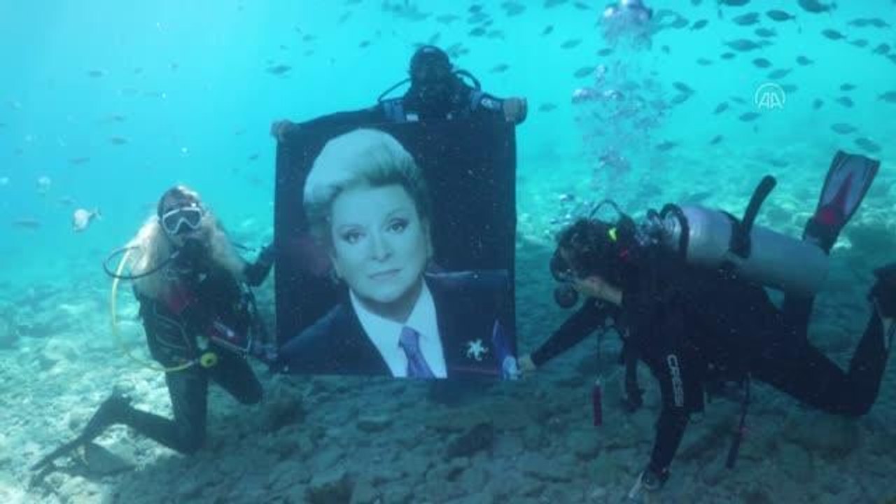 Zeki Müren vefatının 26. yılında su altında anıldı