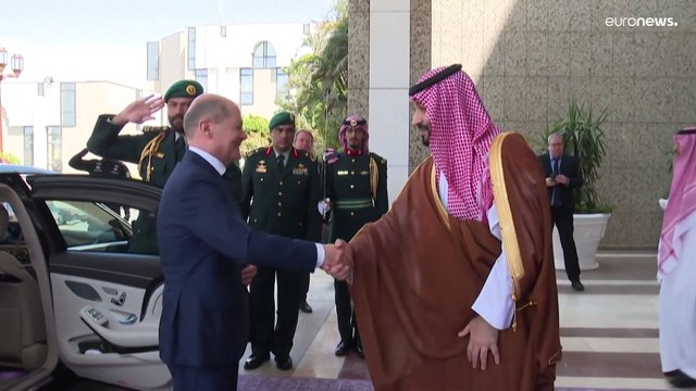 شاهد: ولي العهد محمد بن سلمان يستقبل المستشار الألماني شولتس في مستهل جولته الخليجية