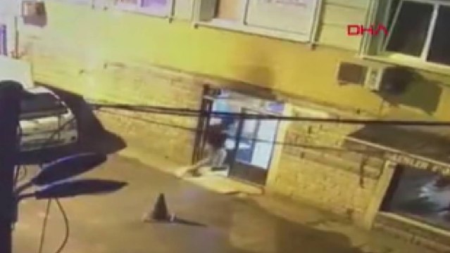 Bakırköy'de eski komşusunu satırla öldürdü 