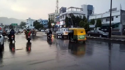 Video: कभी तेज बारिश तो कभी रिमझिम फुहारें