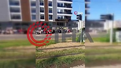 Saatlerce beklediler... Ucuzluk izdihama neden oldu