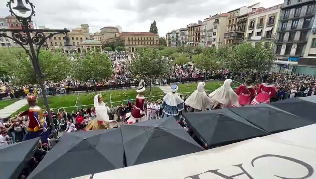 Los gigantes de Pamplona bailan el 'Riau-Riau' en San Fermín Chiquito