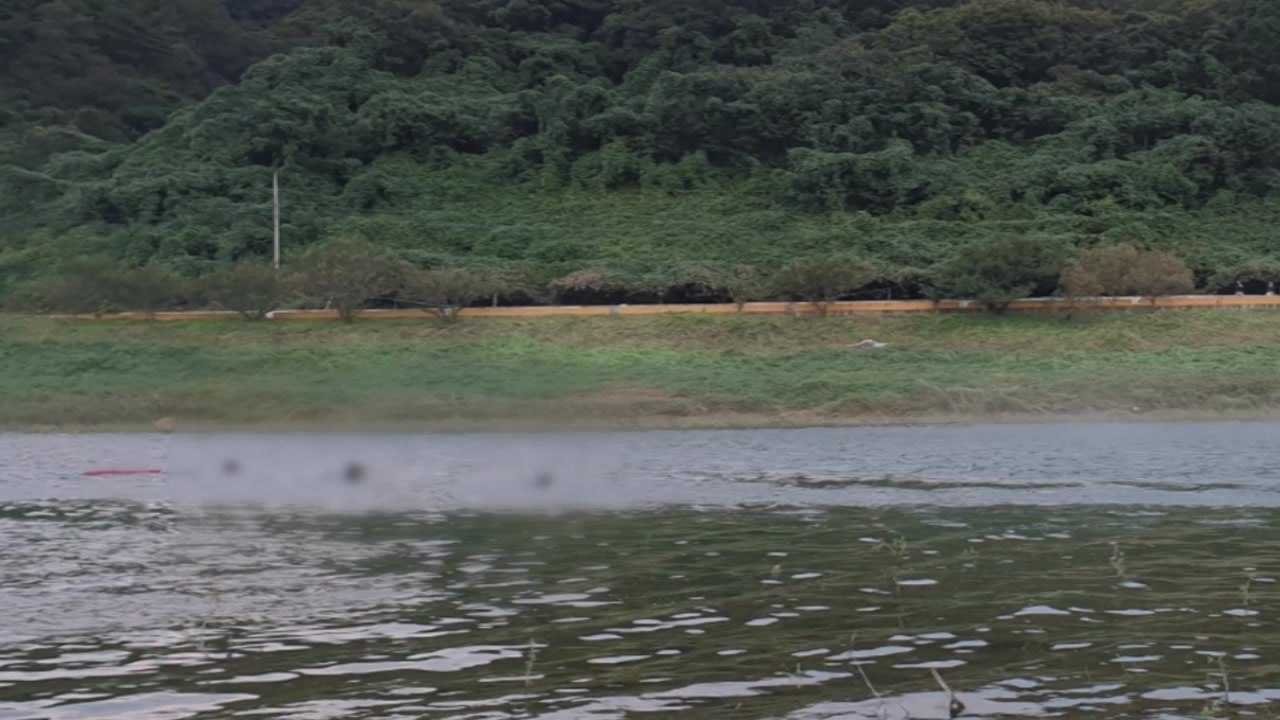 충북 옥천군 금강에서 물에 빠진 아들 구하려던 40대 숨져 / YTN