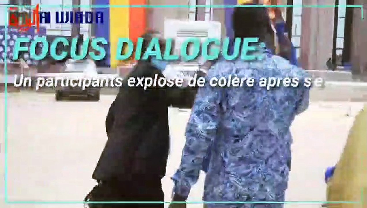FOCUS DIALOGUE : un participant explose de colère après s'être fait voler son téléphone. Il exige la restitution ou menace de ne pas revenir dans la salle.