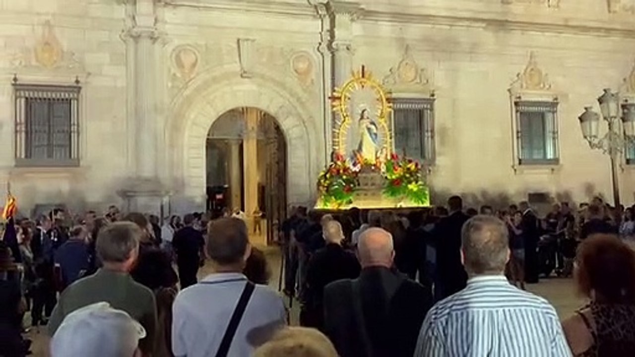 El himno de España suena a la entrada de la Virgen del Alcázar al histórico edificio