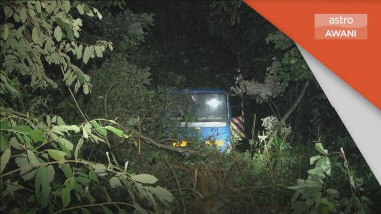 Kemalangan | Bas kilang terbabas, 37 pekerja asing nyaris maut