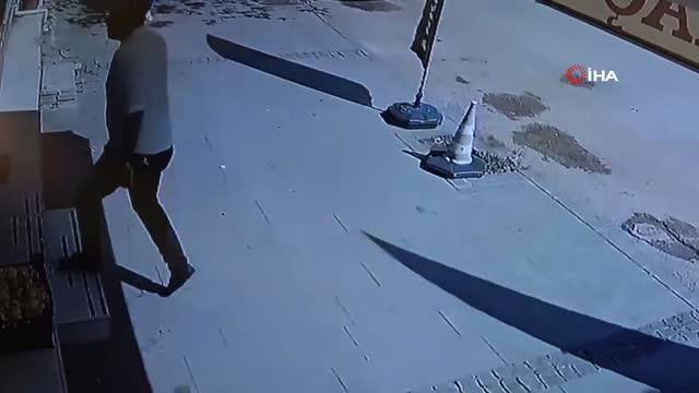 Son dakika haberleri | Dehşet anları kamerada...Çatı aktı, kılıç ve silahlar çekildi: 2 yaralı