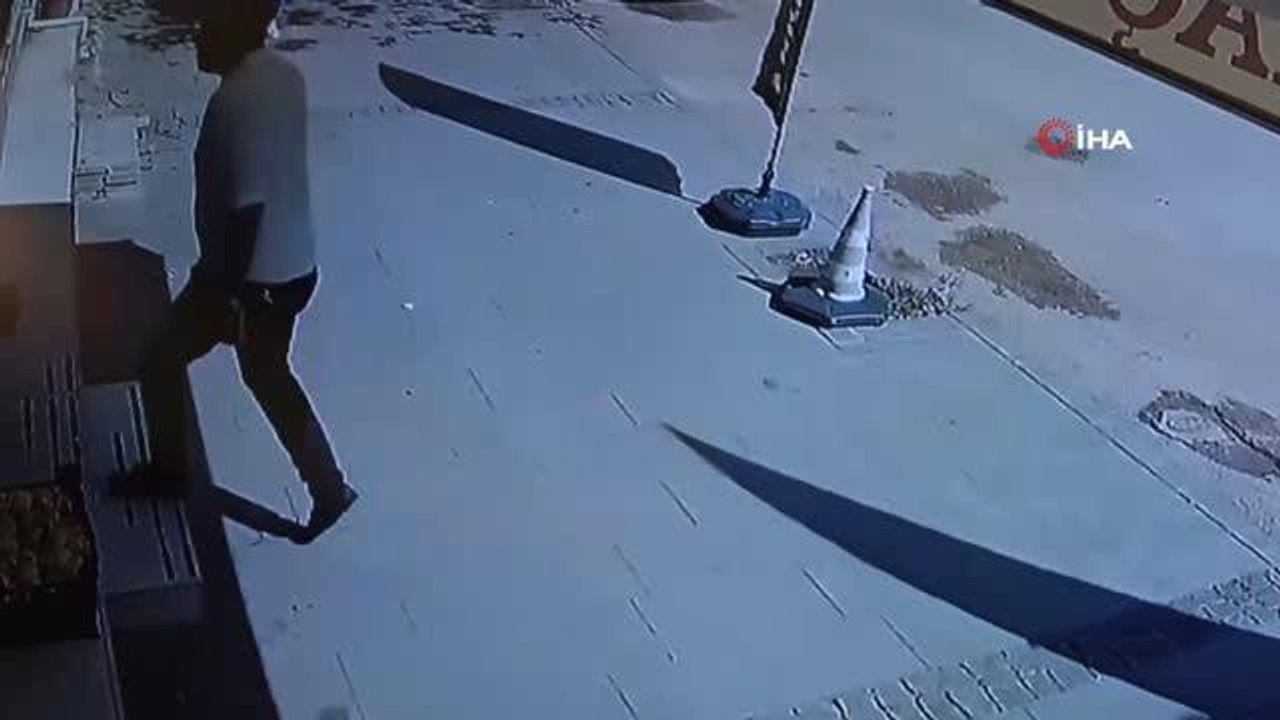 Son dakika haberleri | Dehşet anları kamerada...Çatı aktı, kılıç ve silahlar çekildi: 2 yaralı