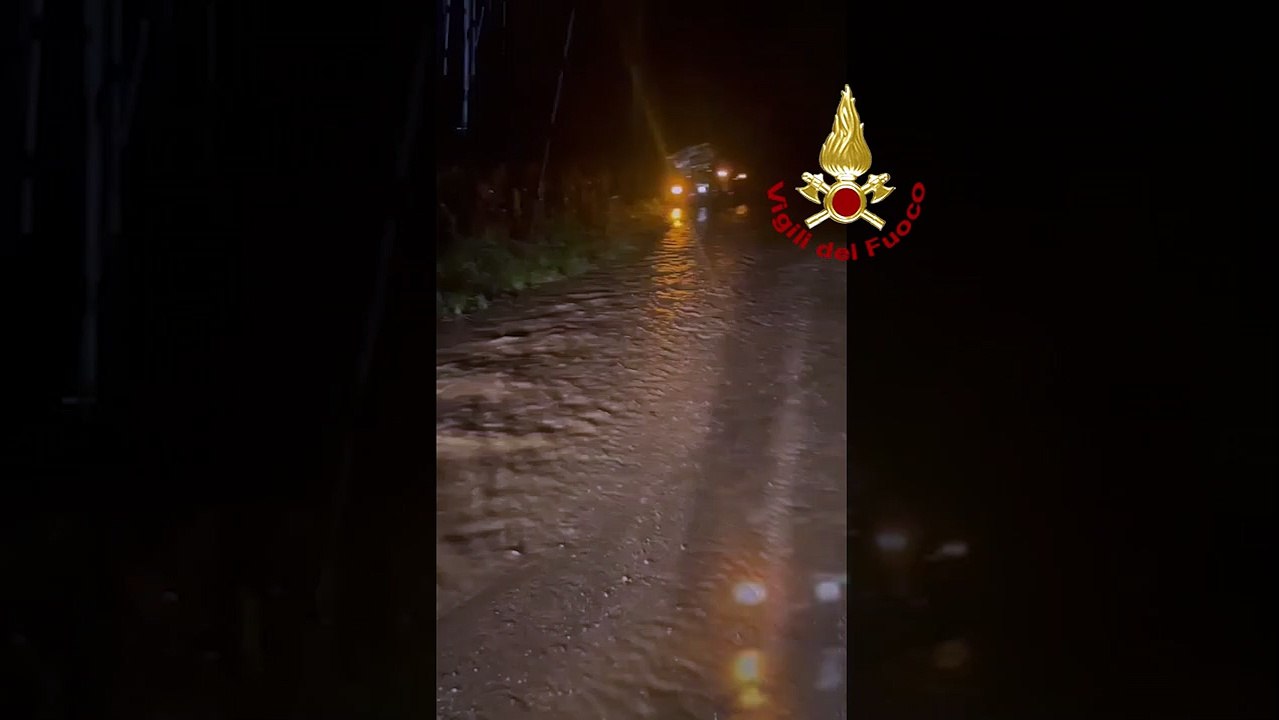 Maltempo in Toscana, auto bloccate nel fiume di fango