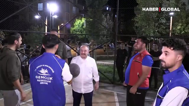 Bakan Varank gençlerle birlikte basketbol maçı yaptı