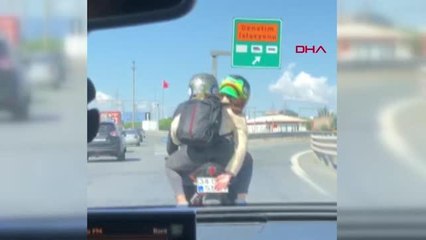 İSTANBUL-ELİYLE MOTOSİKLETİN PLAKASINI KAPATIP GİŞELERDEN KAÇAK GEÇTİ