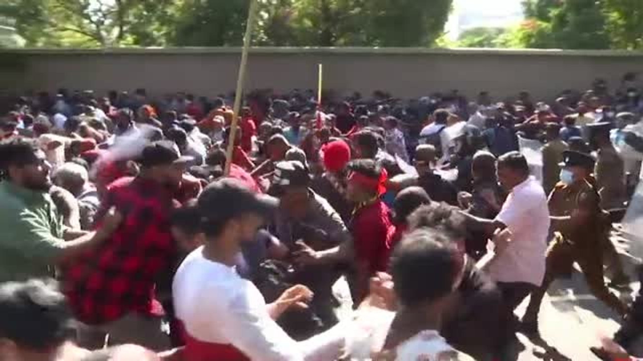 Miles de personas se echan a la calle en Colombo para protestar contra los recortes democráticos