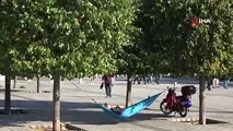 Turist, Taksim Meydanı'nda hamak kurup sefa sürdü