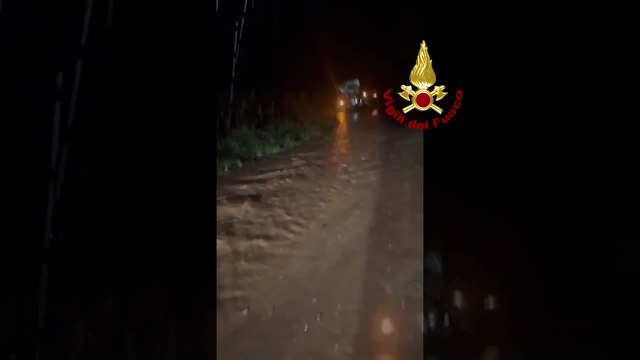 Maltempo, auto intrappolate nel fango: salvataggi in Toscana