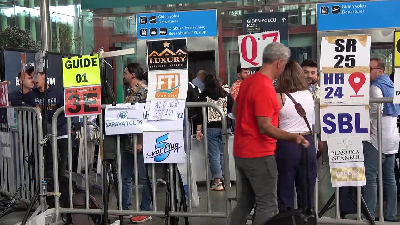 Flüchtende Russen drängen sich an Istanbuler Flughafen