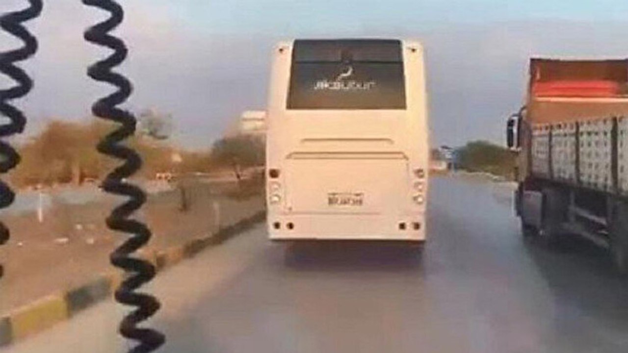 Tur midibüsü şoförünün ambulansa yol vermediği anlar sosyal medyada gündem oldu