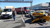 Son dakika haberleri! Sancaktepe'de kaputu açılan taksi zincirleme kazaya neden oldu: 8 kişi yaralandı