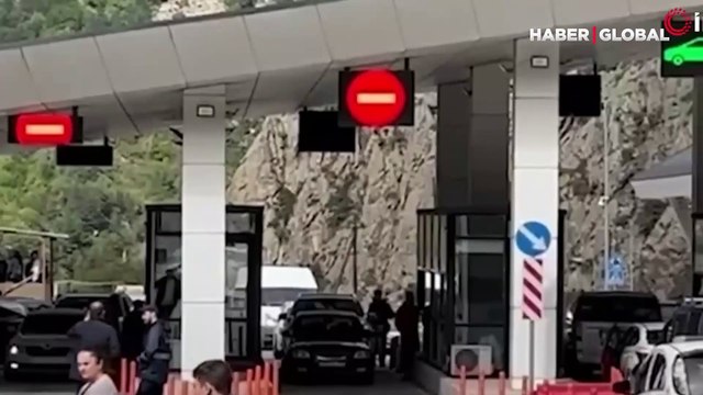 Rusya-Gürcistan sınır kapısında 14 kilometrelik araç kuyruğu görüntülendi: Geçiş tam 40 saat sürdü!
