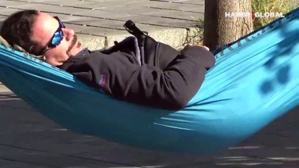 Taksim Meydanı'na hamak kurup sefa süren rahat turist