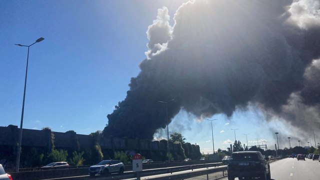 Spectaculaire incendie dans un entrepôt du marché de Rungis