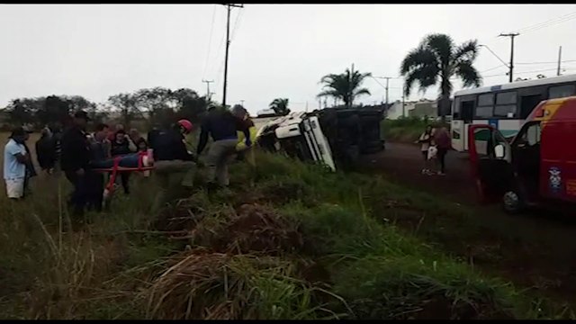 Tombamento de caminhão carregado com frango deixa homem ferido na Avenida Piquiri