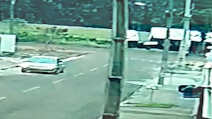 Veja vídeo do momento exato em que caminhão carregado com frangos tomba na Av. Piquiri