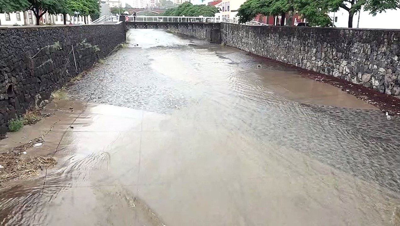 Hermine causa decenas de vuelos cancelados y cierre de carreteras a su paso por Canarias