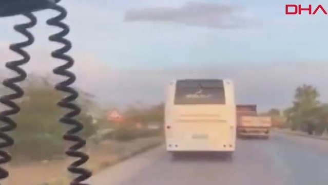 Antalya'da midibüs şoförünün ambulansa yol vermediği anlar kameraya yansıdı
