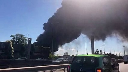 Espectacular incendio en un gran mercado de productos frescos cerca de París