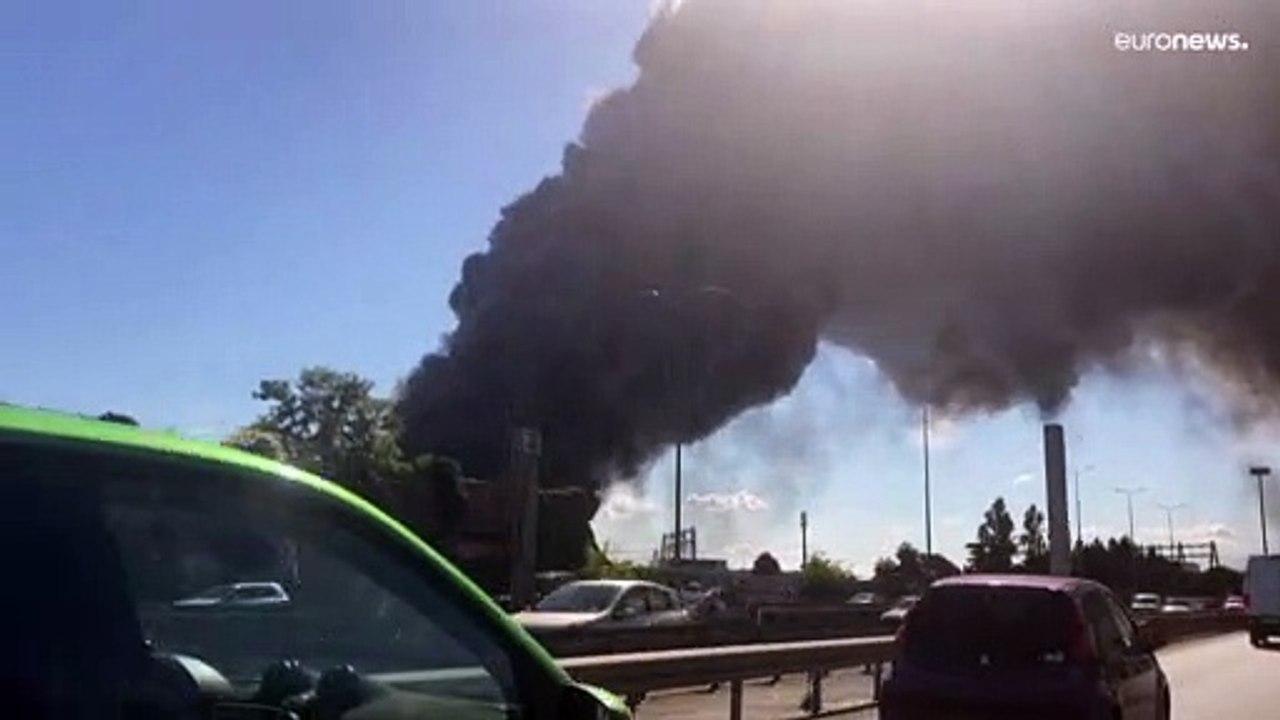 Paris: Teile des größten Frischwarenmarkts der Welt stehen in Flammen