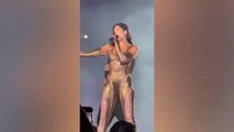 Dua Lipa casi cae al patear una pelota gigante -Video Viral