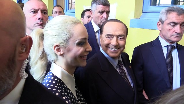 Elezioni, Berlusconi al voto mano nella mano con Fascina alla quale chiede: Ma tu voti qui?