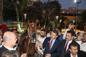 BAKAN SOYLU'YA 'SURUÇ' İSİMLİ YARIŞ ATI HEDİYE EDİLDİ