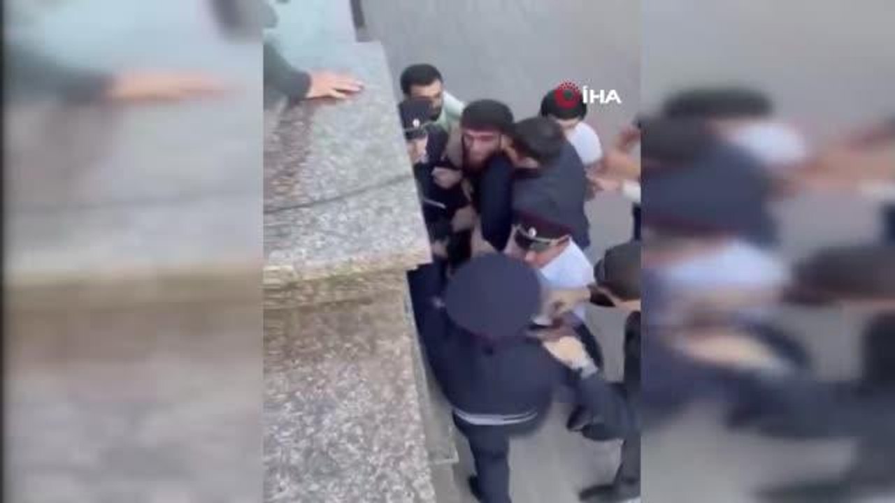 Rusya'da kısmi seferberlik karşıtı gösteriler devam ediyorGözaltına alınan gösterici tokat atan polise kafa attı
