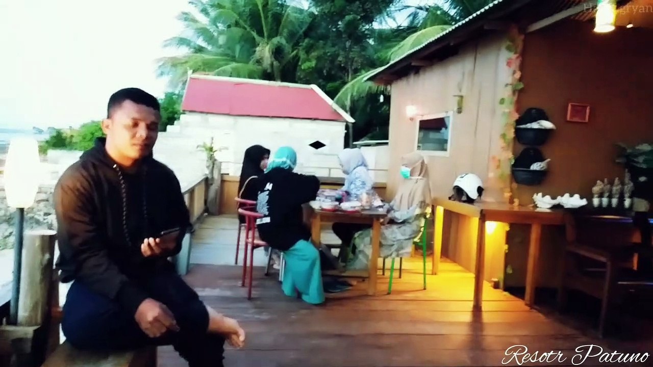 Kafe Sederhana Di Pesisir Pantai Wakatobi.