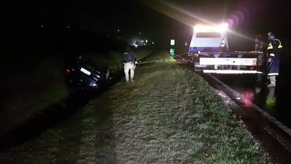 Após aquaplanar na pista, mulher capota carro na rodovia BR-277