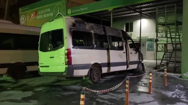 Akaryakıt istasyonu bitişiğinde yanan minibüs kullanılmaz hale geldi