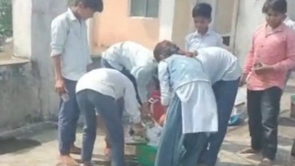 शिक्षा के मंदिर में बर्तन धोने को मजबूर हैं छोटे-छोटे बच्चे,राजगढ़ में मध्याह्न भोजन का वीडियो वायरल